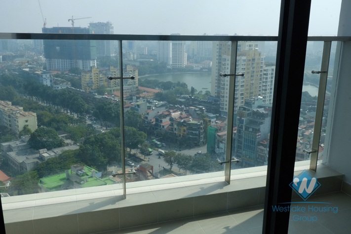 Lake view three bedrooms apartment for rent in Vinhome Metropolis, Ba Dinh district, Ha Noi